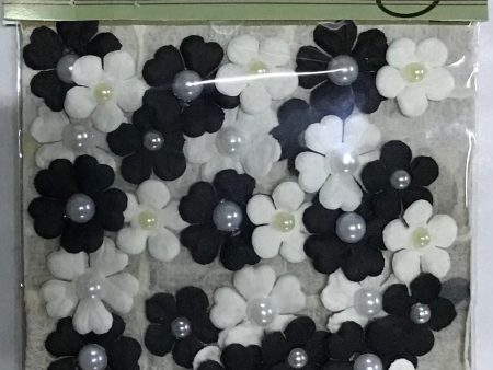 Craft Embellishment - daisy with pearl HM lack white For Sale